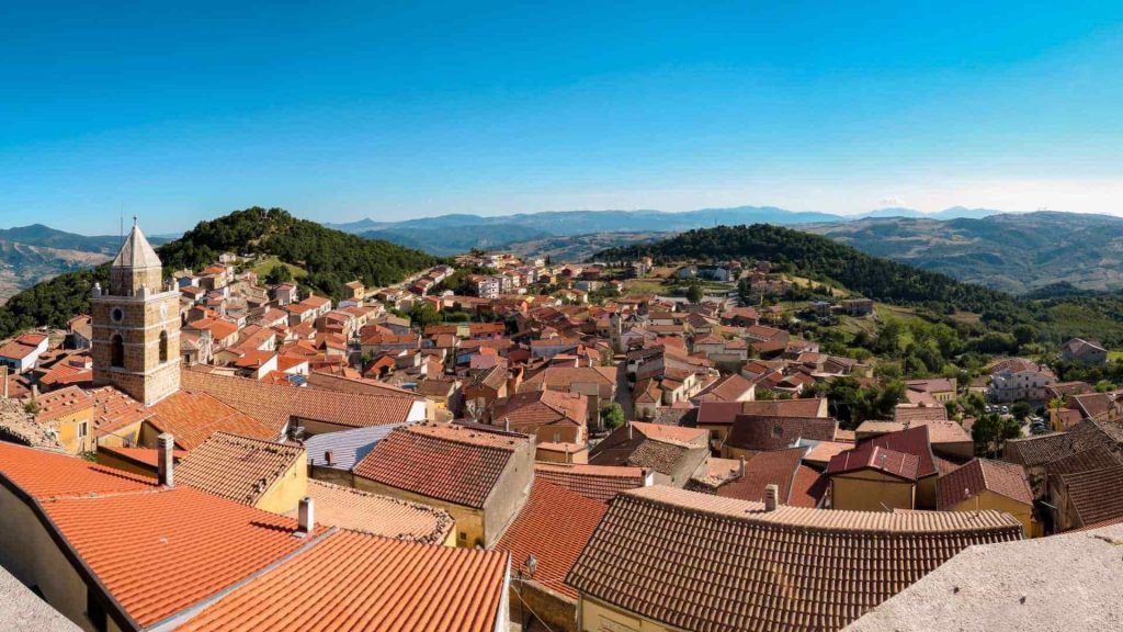 Monteverde itinerario tra il Castello Baronale e il Lago di San Pietro